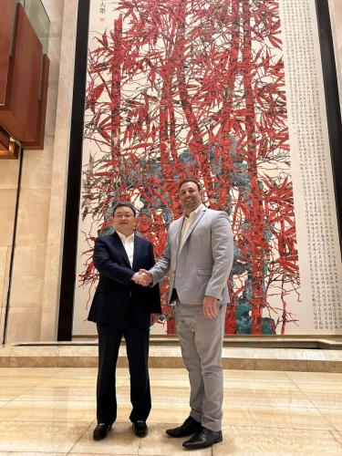 Jack Perry, the Chairman of the 48 Group Club, is meeting Yu Haitian, the Deputy Secretary of the Municipal Party Committee and Mayor of Jinan city in Shandong Province