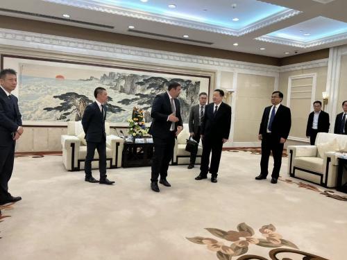 Jack Perry, the Chairman of the 48 Group Club, meeting with Zhou Naixiang Governor of Shandong Province