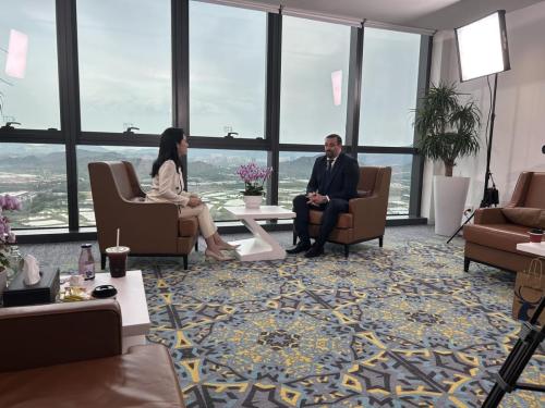  Jack Perry, the Chairman of the 48 Group Club, was interviewed by He Jiaqi, host of Shenzhen TV