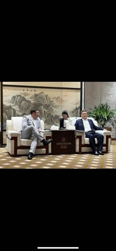 Jack Perry, the Chairman of the 48 Group Club, is meeting Yu Haitian, the Deputy Secretary of the Municipal Party Committee and Mayor of Jinan city in Shandong Province