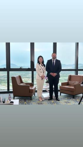  Jack Perry, the Chairman of the 48 Group Club, was interviewed by He Jiaqi, host of Shenzhen TV