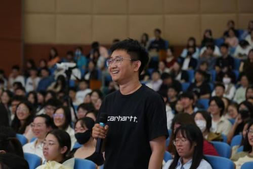 Students from Shandong University of Finance and Economics were showing great interest and actively asking follow-up questions after Professor Jack Perry's speech.